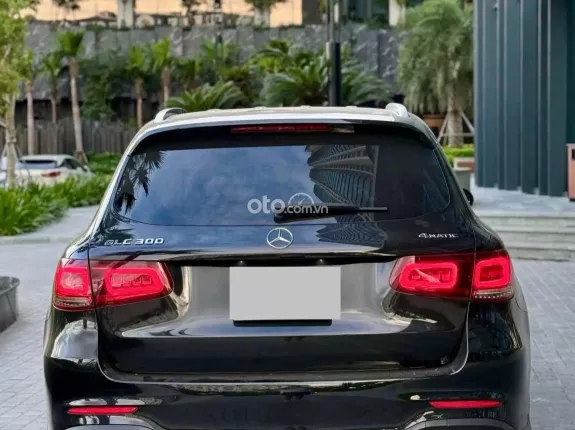 Mercedes-Benz GLC 300 4Matic 2021 - GLC 300 sx2021 màu đen nội thất kem, chạy hơn 3 vạn