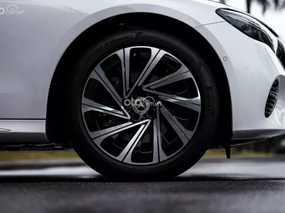 Mercedes-Benz E200 2025 - Xe sẵn đủ màu giao ngay - Trả trước 687 triệu nhận xe