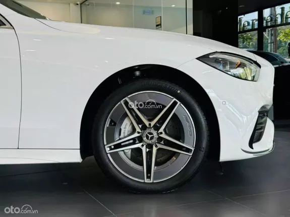 Mercedes-Benz C300 2025 - Trả trước 499tr nhận xe - Xe giao tận nơi