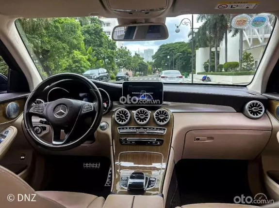 Mercedes-Benz GLC 250 4Matic 2020 - Dáng xe cân đối và vững chãi