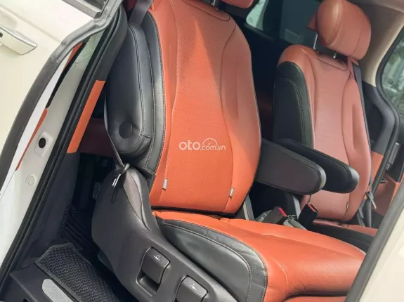 Kia Carnival 2.2D Signature 2023 - Odo 5,7v km, full options