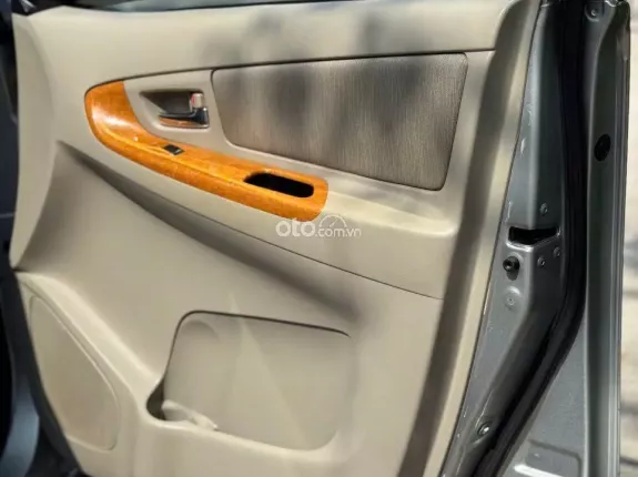 Toyota Innova 2.0E 2010 - Xem xe tại Hà Nội, xe cực đẹp liên hệ hotline em