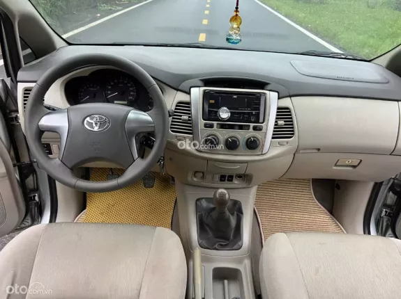 Toyota Innova 2.0E 2015 - Xe tư nhân, hồ sơ cầm tay. Xe đẹp không lỗi, máy số keo chỉ zin. Nội ngoại thất đẹp