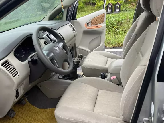 Toyota Innova 2.0E 2015 - Xe tư nhân, hồ sơ cầm tay. Xe đẹp không lỗi, máy số keo chỉ zin. Nội ngoại thất đẹp