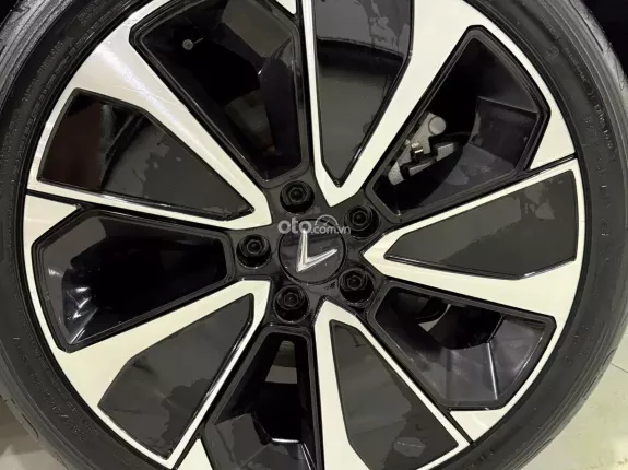 VinFast VF8 Plus 2023 - SUV chạy điện lướt như mới chỉ 765 triệu