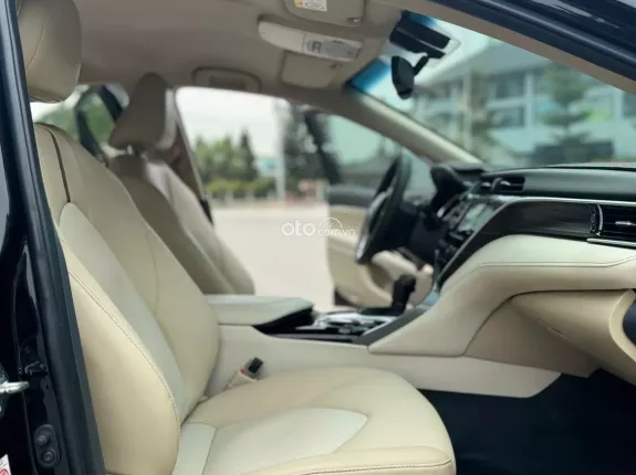 Toyota Camry 2.0G 2019 - Giá bán 750 tr, chủ đi giữ gìn