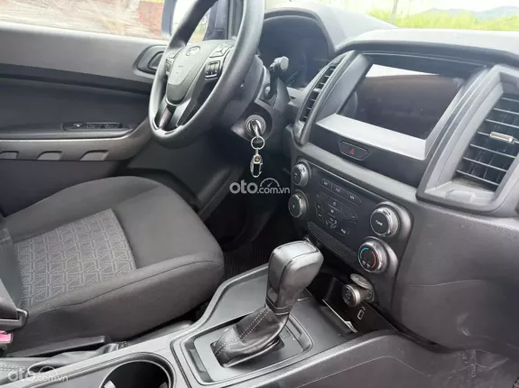 Ford Ranger XLS 2.2 4x2 AT 2021 - Gia đình cần tiền lên muốn bán gấp