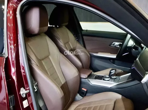 BMW 330i M Sport 2019 - Thiết kế thể thao, sang trọng với màu đỏ rượu vang