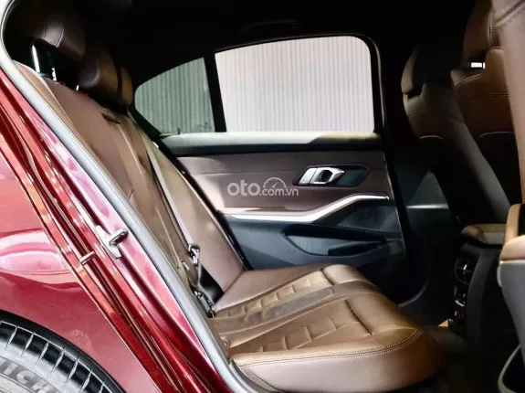 BMW 330i M Sport 2019 - Thiết kế thể thao, sang trọng với màu đỏ rượu vang