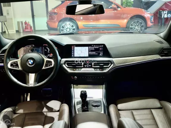 BMW 330i M Sport 2019 - Thiết kế thể thao, sang trọng với màu đỏ rượu vang