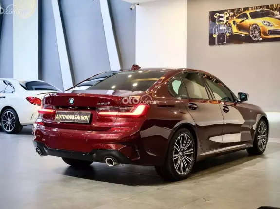 BMW 330i M Sport 2019 - Thiết kế thể thao, sang trọng với màu đỏ rượu vang