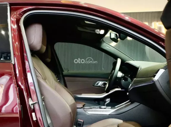 BMW 330i M Sport 2019 - Thiết kế thể thao, sang trọng với màu đỏ rượu vang