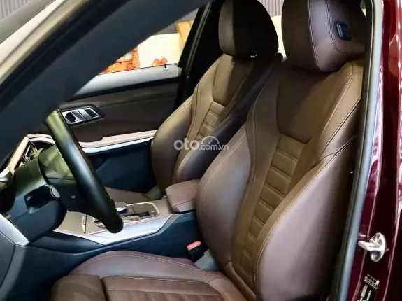 BMW 330i M Sport 2019 - Thiết kế thể thao, sang trọng với màu đỏ rượu vang