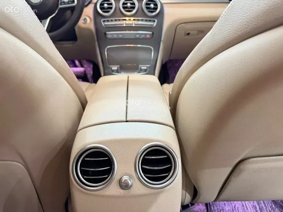 Mercedes-Benz GLC 300 4Matic 2021 - Xe còn mới chủ đi ít nên chất xe còn đẹp, bao check