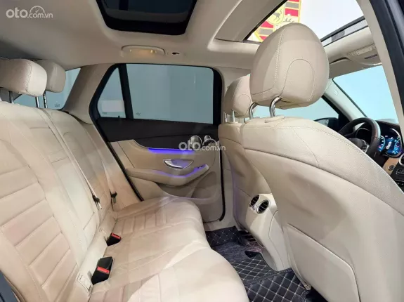 Mercedes-Benz GLC 300 4Matic 2021 - Xe còn mới chủ đi ít nên chất xe còn đẹp, bao check