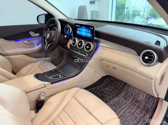 Mercedes-Benz GLC 300 4Matic 2021 - Xe còn mới chủ đi ít nên chất xe còn đẹp, bao check