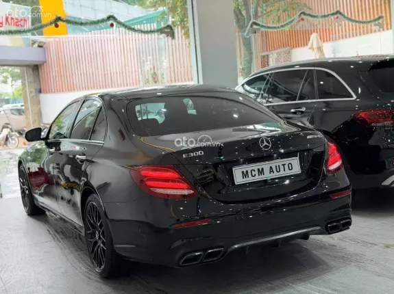 Mercedes-Benz E300 AMG 2019 - Xe đã được nâng cấp lên bộ mâm G63 siêu ngầu.