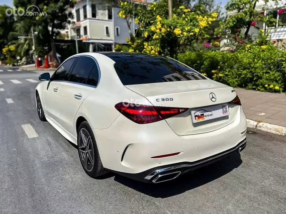 Mercedes-Benz C300 AMG 2023 - Nội thất da bò nâu sang trọng, bản full option cao cấp nhất