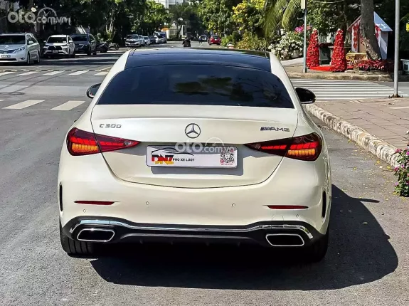 Mercedes-Benz C300 AMG 2023 - Nội thất da bò nâu sang trọng, bản full option cao cấp nhất