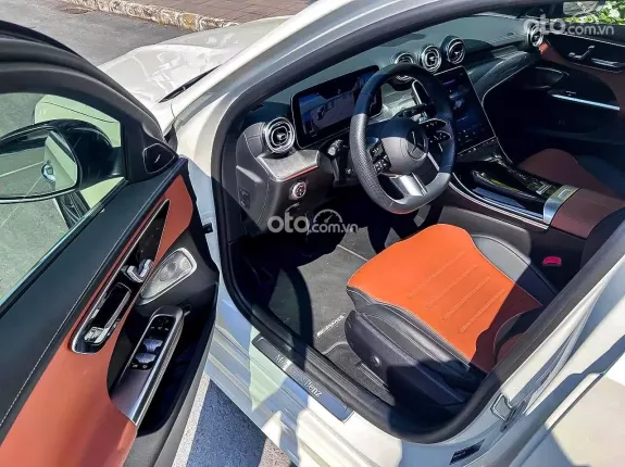 Mercedes-Benz C300 AMG 2023 - Nội thất da bò nâu sang trọng, bản full option cao cấp nhất