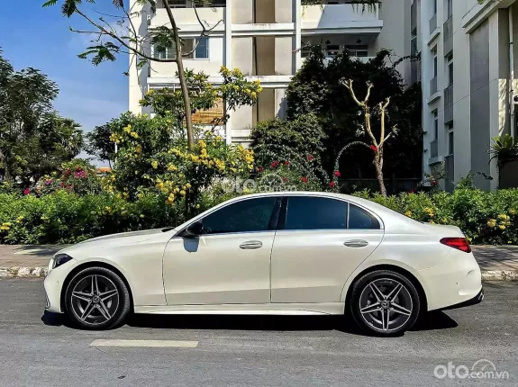 Mercedes-Benz C300 AMG 2023 - Nội thất da bò nâu sang trọng, bản full option cao cấp nhất