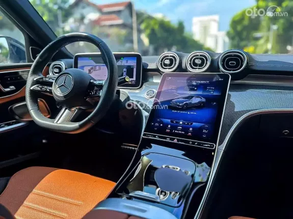 Mercedes-Benz C300 AMG 2023 - Nội thất da bò nâu sang trọng, bản full option cao cấp nhất