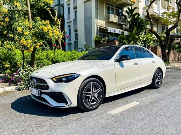 Mercedes-Benz C300 AMG 2023 - Nội thất da bò nâu sang trọng, bản full option cao cấp nhất