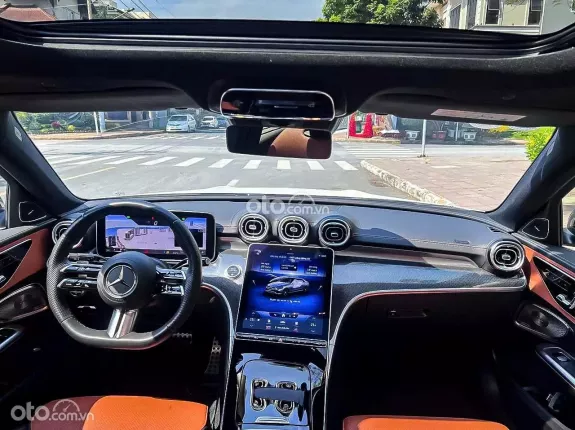 Mercedes-Benz C300 AMG 2023 - Nội thất da bò nâu sang trọng, bản full option cao cấp nhất