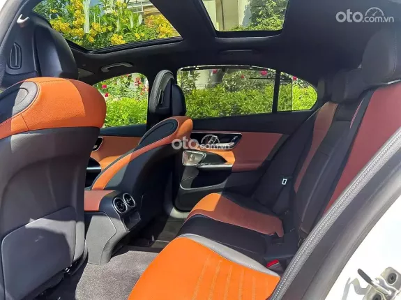 Mercedes-Benz C300 AMG 2023 - Nội thất da bò nâu sang trọng, bản full option cao cấp nhất
