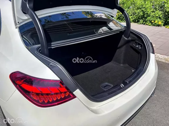 Mercedes-Benz C300 AMG 2023 - Nội thất da bò nâu sang trọng, bản full option cao cấp nhất