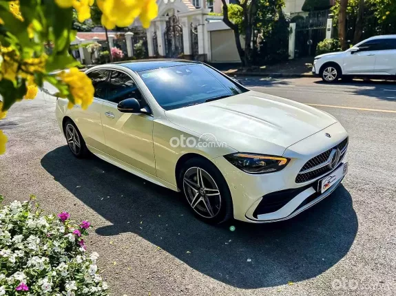 Mercedes-Benz C300 AMG 2023 - Nội thất da bò nâu sang trọng, bản full option cao cấp nhất