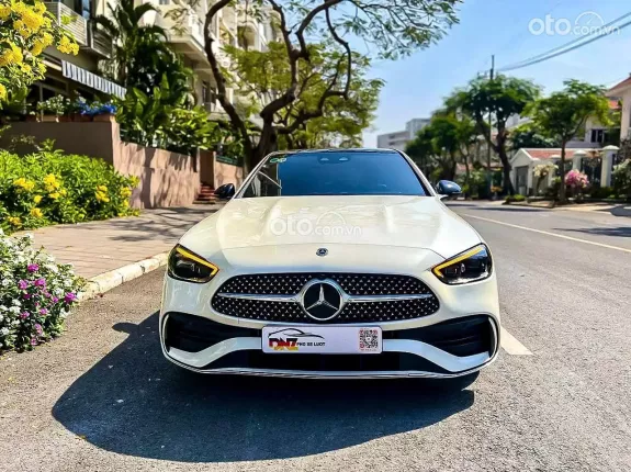 Mercedes-Benz C300 AMG 2023 - Nội thất da bò nâu sang trọng, bản full option cao cấp nhất
