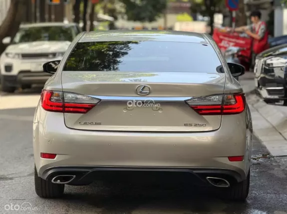 Lexus ES 250 F-Sport 2017 - Sedan sang trọng giá hợp lý