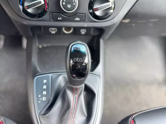 Hyundai Grand i10 Hatchback 1.2 AT 2024 - Thiếu mỗi cái hộp