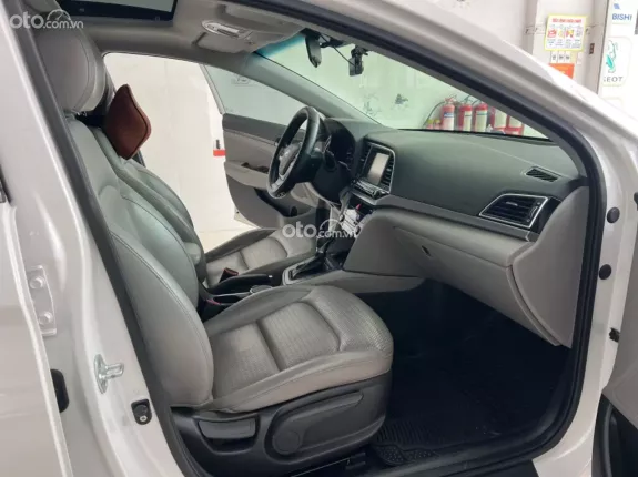 Hyundai Elantra 2.0 AT Cao cấp 2017 - Xe như mới
