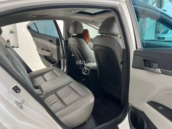 Hyundai Elantra 2.0 AT Cao cấp 2017 - Xe như mới