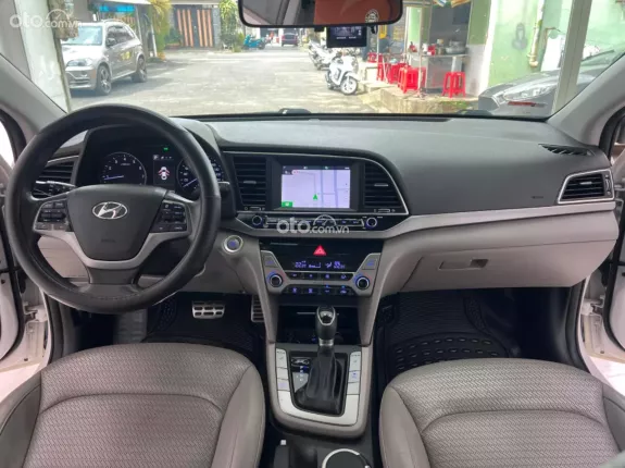 Hyundai Elantra 2.0 AT Cao cấp 2017 - Xe như mới