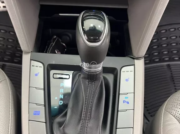 Hyundai Elantra 2.0 AT Cao cấp 2017 - Xe như mới