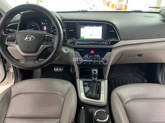 Hyundai Elantra 2.0 AT Cao cấp 2017 - Xe như mới