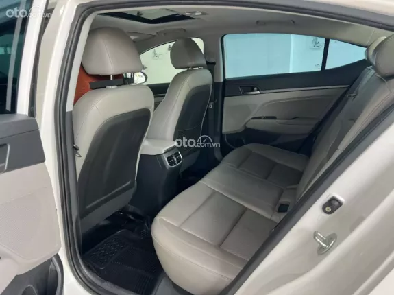 Hyundai Elantra 2.0 AT Cao cấp 2017 - Xe như mới