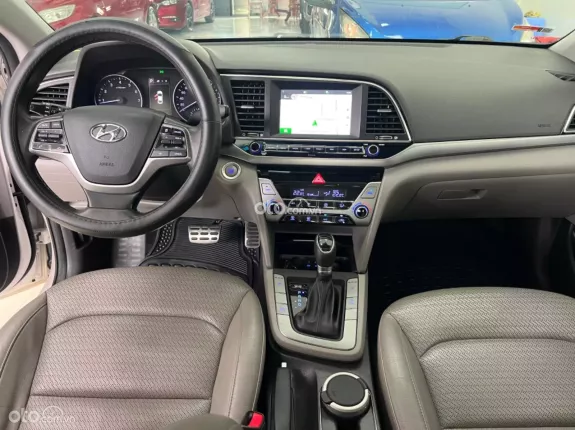 Hyundai Elantra 2.0 AT Cao cấp 2017 - Xe như mới