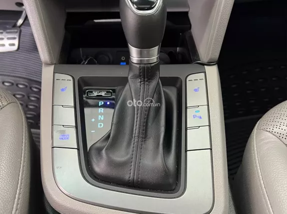 Hyundai Elantra 2.0 AT Cao cấp 2017 - Xe như mới