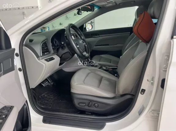 Hyundai Elantra 2.0 AT Cao cấp 2017 - Xe như mới