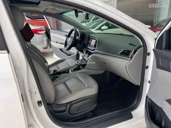 Hyundai Elantra 2.0 AT Cao cấp 2017 - Xe như mới