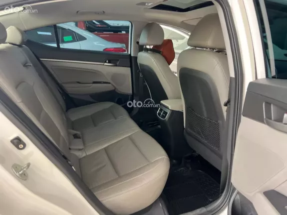 Hyundai Elantra 2.0 AT Cao cấp 2017 - Xe như mới
