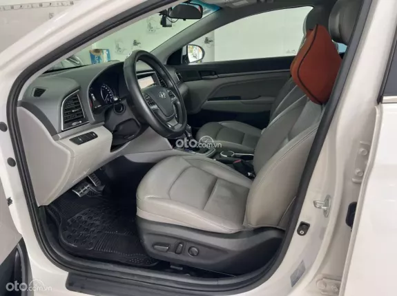 Hyundai Elantra 2.0 AT Cao cấp 2017 - Xe như mới