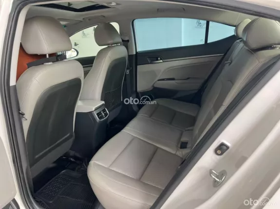 Hyundai Elantra 2.0 AT Cao cấp 2017 - Xe như mới