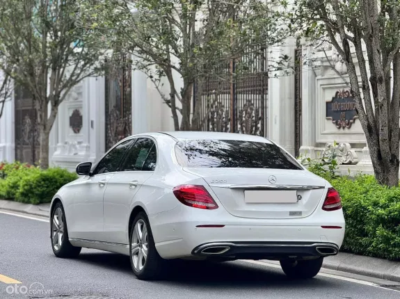 Mercedes-Benz E250 E250 2018 - Xe cũ chất lượng, màu trắng/nâu sang trọng