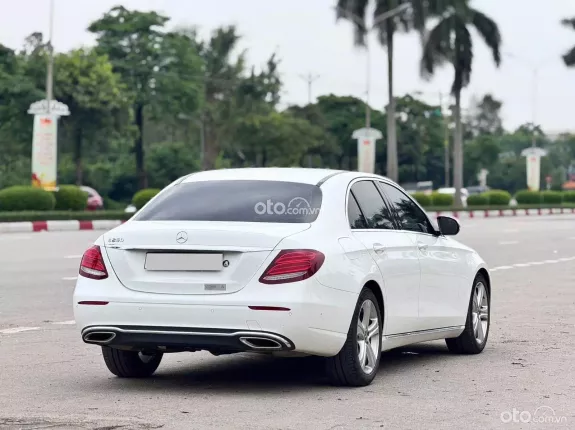 Mercedes-Benz E250 E250 2018 - Xe cũ chất lượng, màu trắng/nâu sang trọng