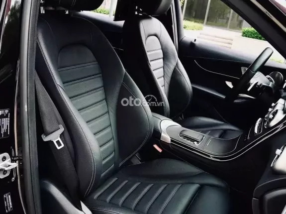 Mercedes-Benz GLC 300 4Matic V1 2022 - SUV cao cấp màu đen nội thất sang trọng